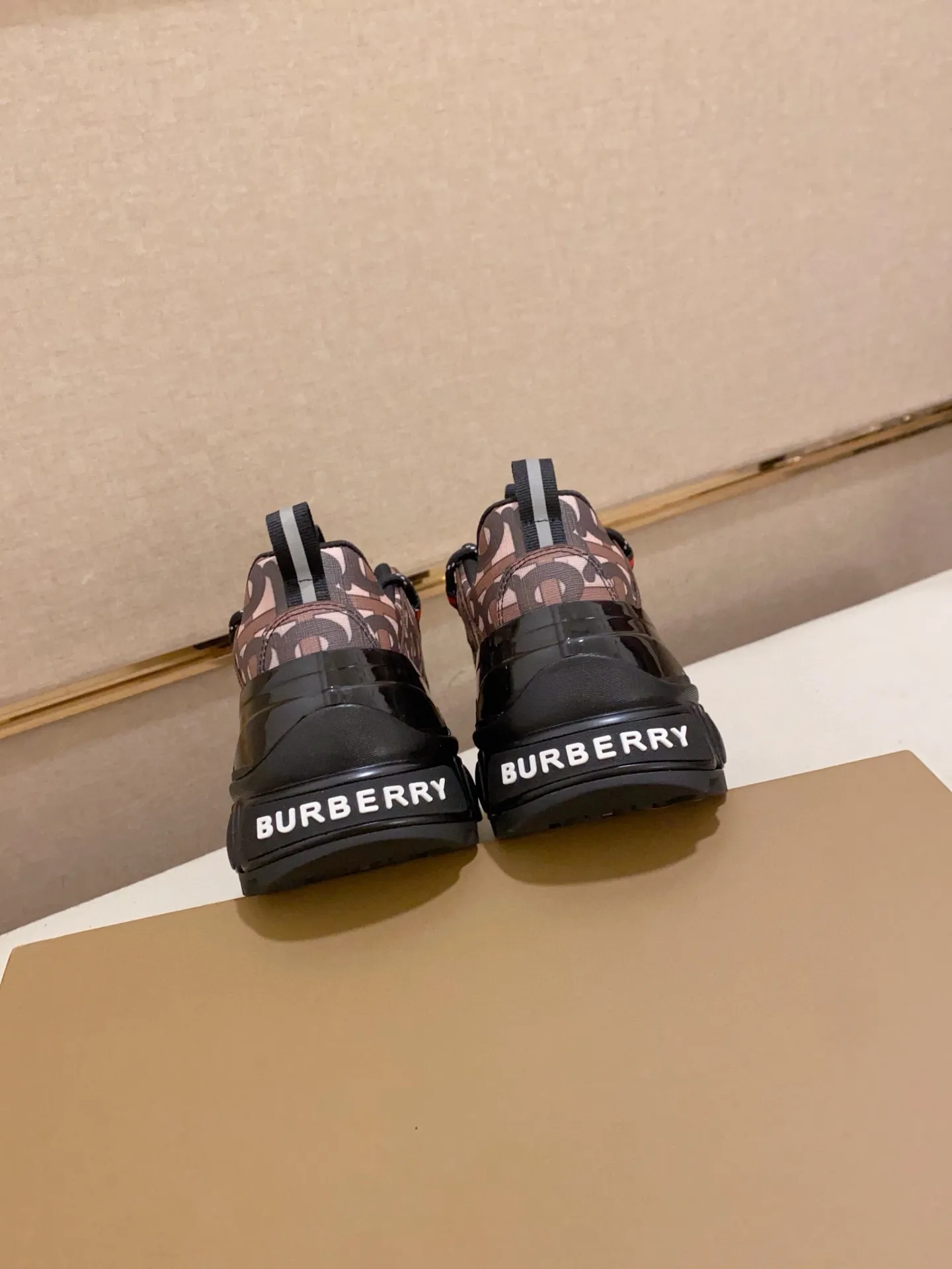 Men's shoes 💰: 640💰🇮🇹🇮🇹BURBERRY's top purchasing agents are available simultaneously at the counter. 🔍🔍Synchronized sales. Positive code number: 38-46. Italian imported cowhide, fully imported sheepskin lining, sole: original sole provided by the original factory, exclusive movable molded sole, super comfortable, original factory follow-up goods, 🔍🔍high quality, you can enter and exit the counter at will, welcome to compare